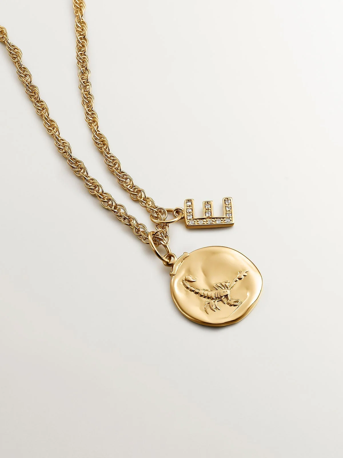 Charm de plata 925 bañada en oro amarillo de 18K y topacios blancos inicial E - Image 5