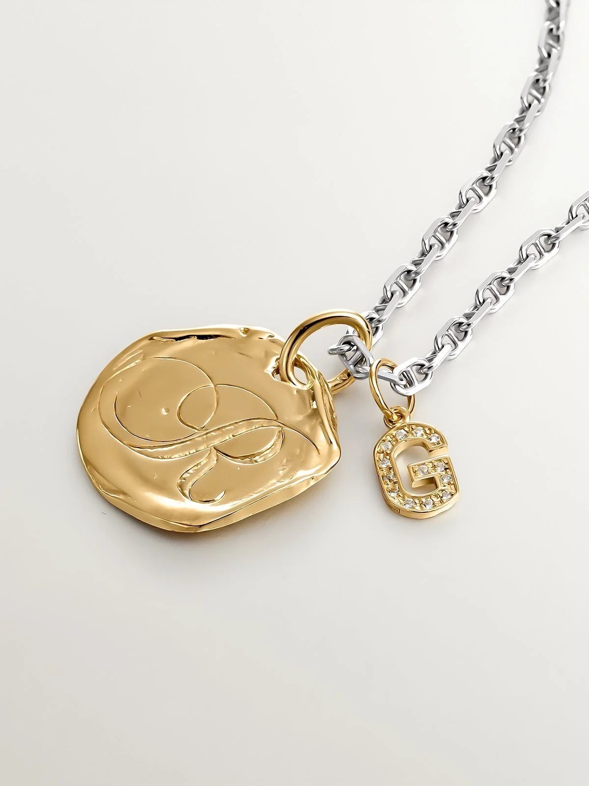 Charm de plata 925 bañada en oro amarillo de 18K y topacios blancos inicial G - Image 3