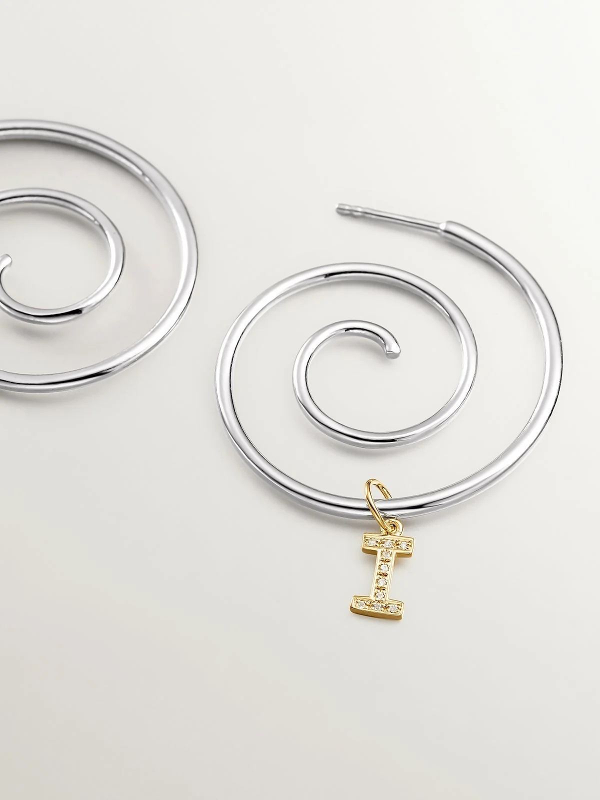 Charm de plata 925 bañada en oro amarillo de 18K y topacios blancos inicial I - Image 3
