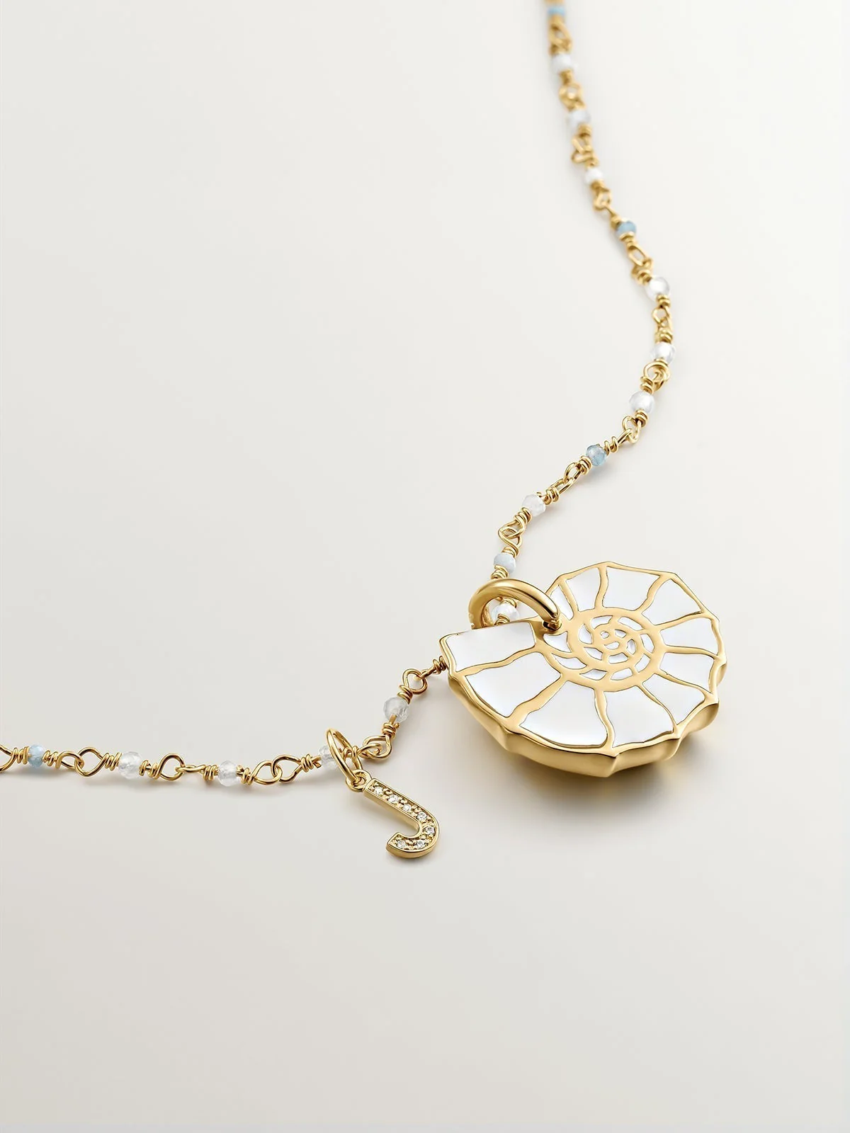 Charm de plata 925 bañada en oro amarillo de 18K y topacios blancos inicial J - Image 5