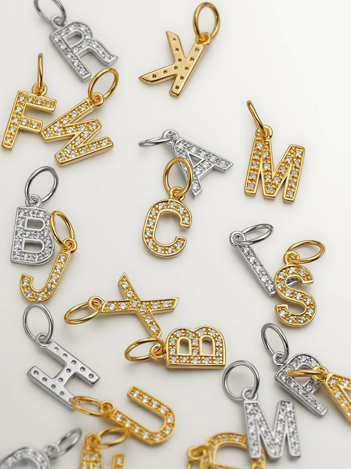 Charm de plata 925 bañada en oro amarillo de 18K y topacios blancos inicial K - Image 6