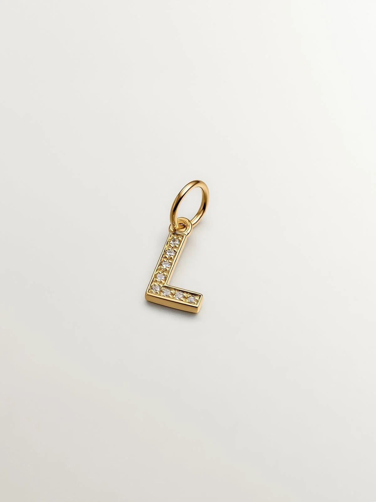 Charm de plata 925 bañada en oro amarillo de 18K y topacios blancos inicial L