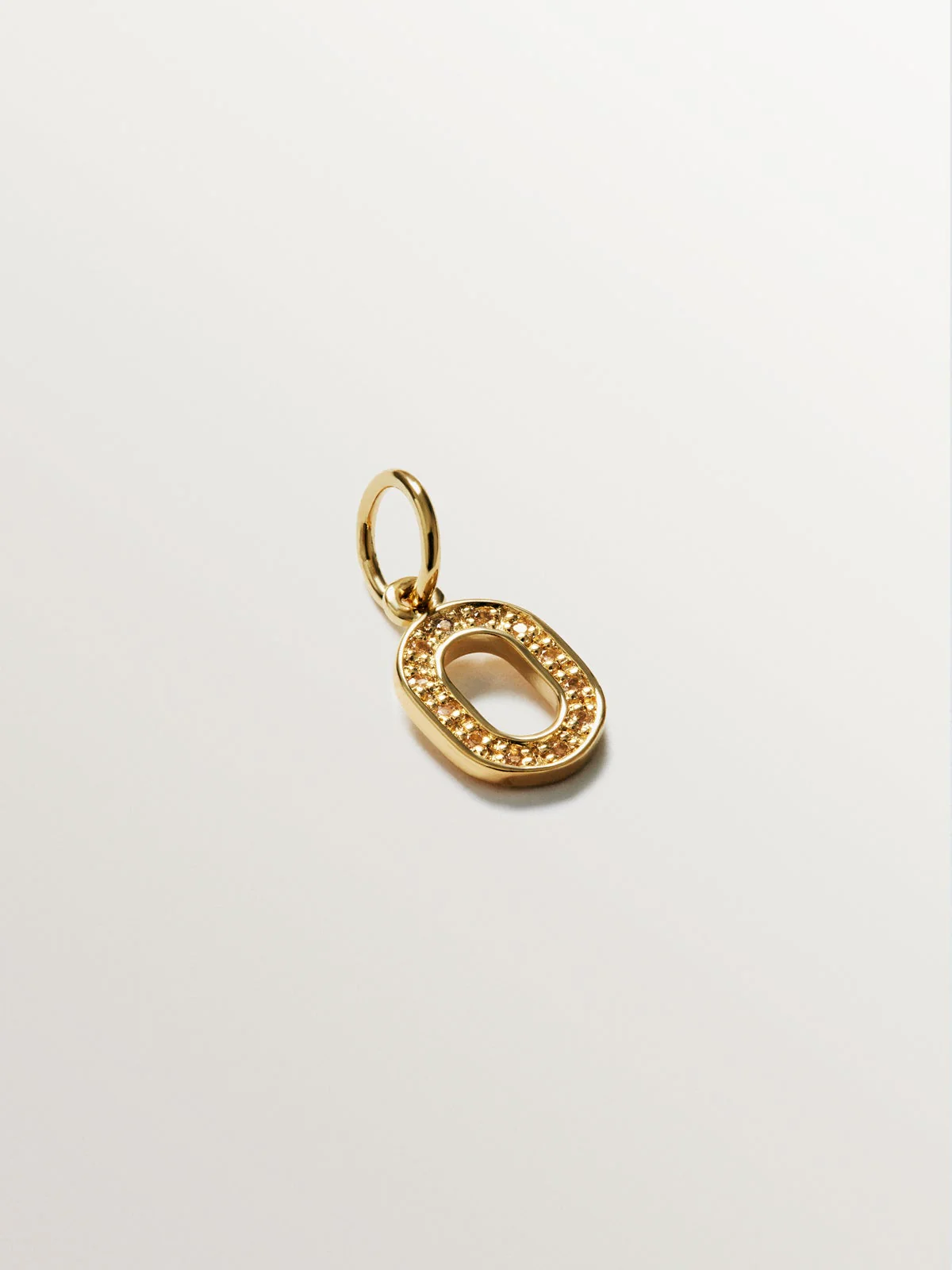 Charm de plata 925 bañada en oro amarillo de 18K y topacios blancos inicial O
