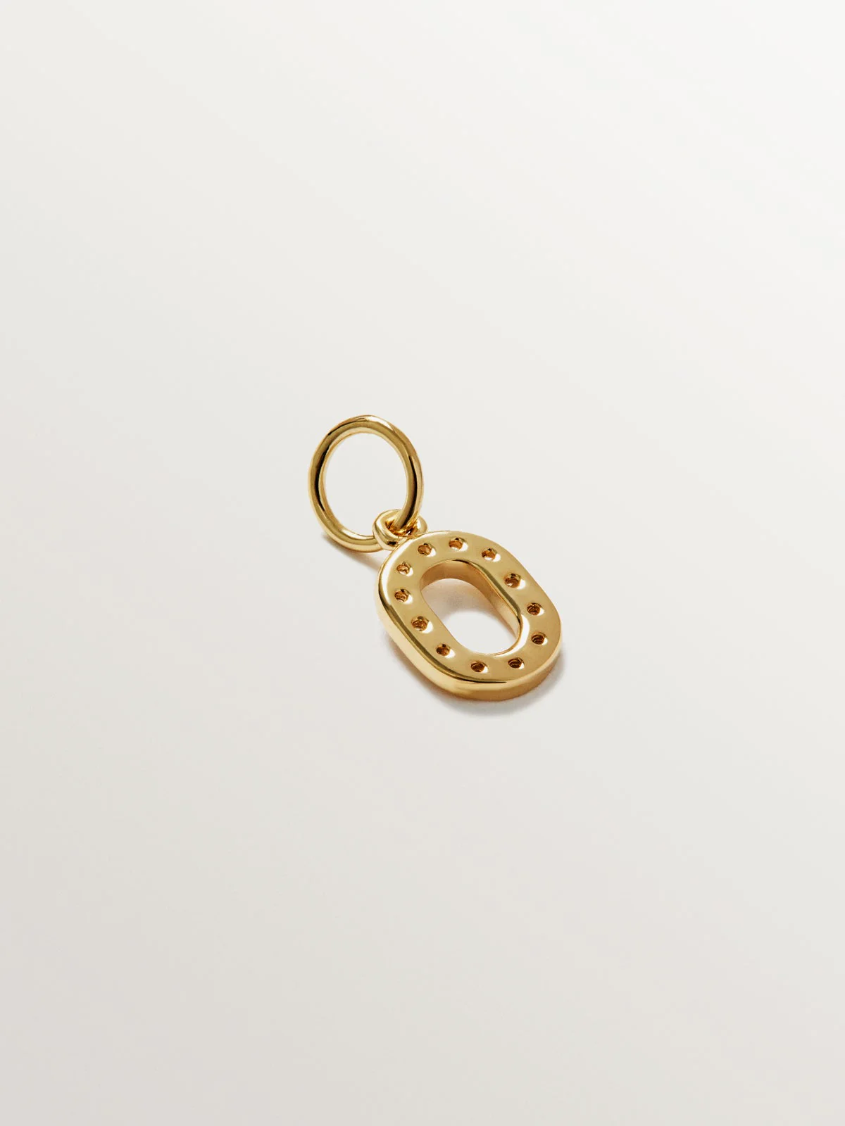 Charm de plata 925 bañada en oro amarillo de 18K y topacios blancos inicial O - Image 2