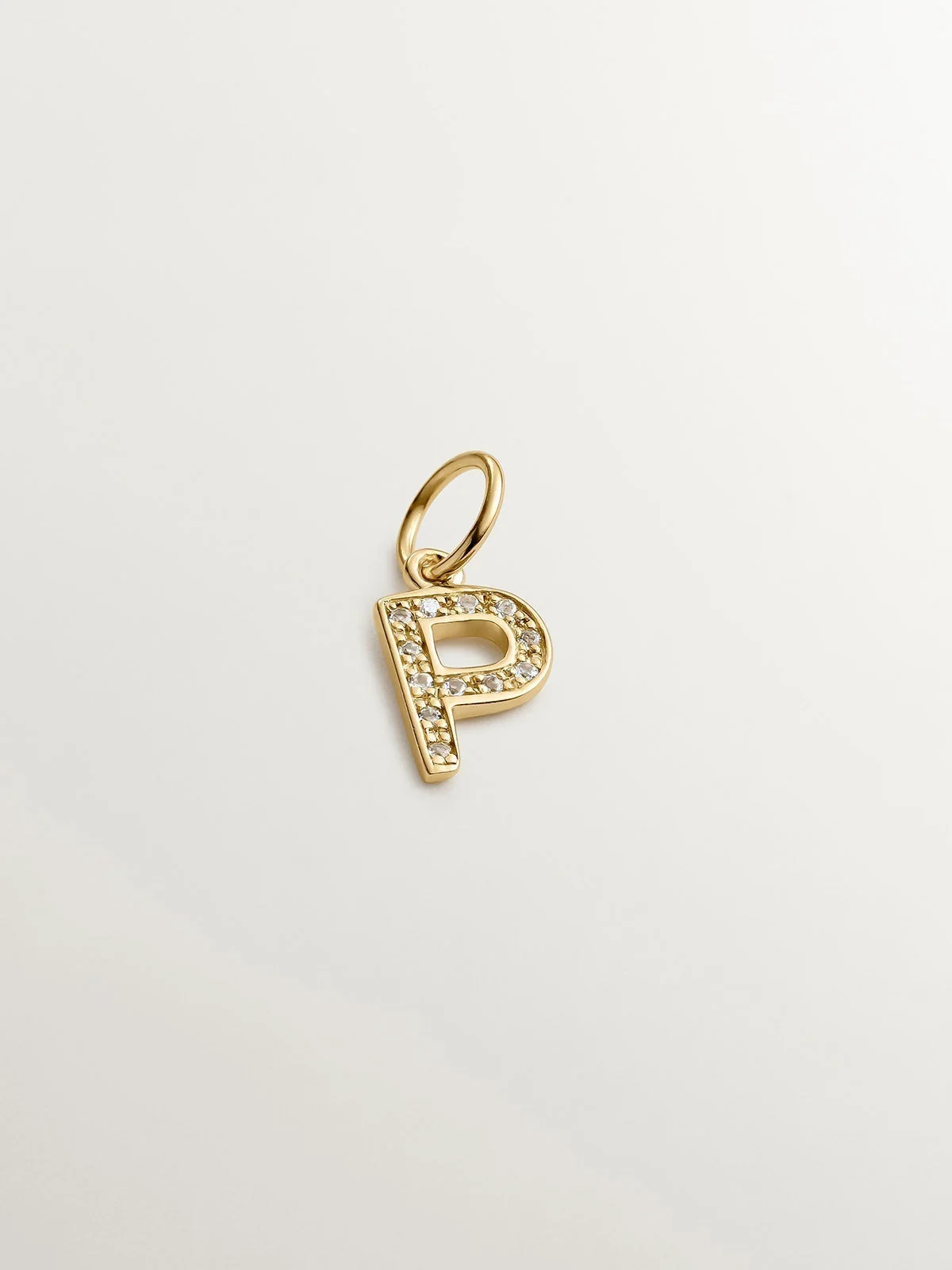 Charm de plata 925 bañada en oro amarillo de 18K y topacios blancos inicial P