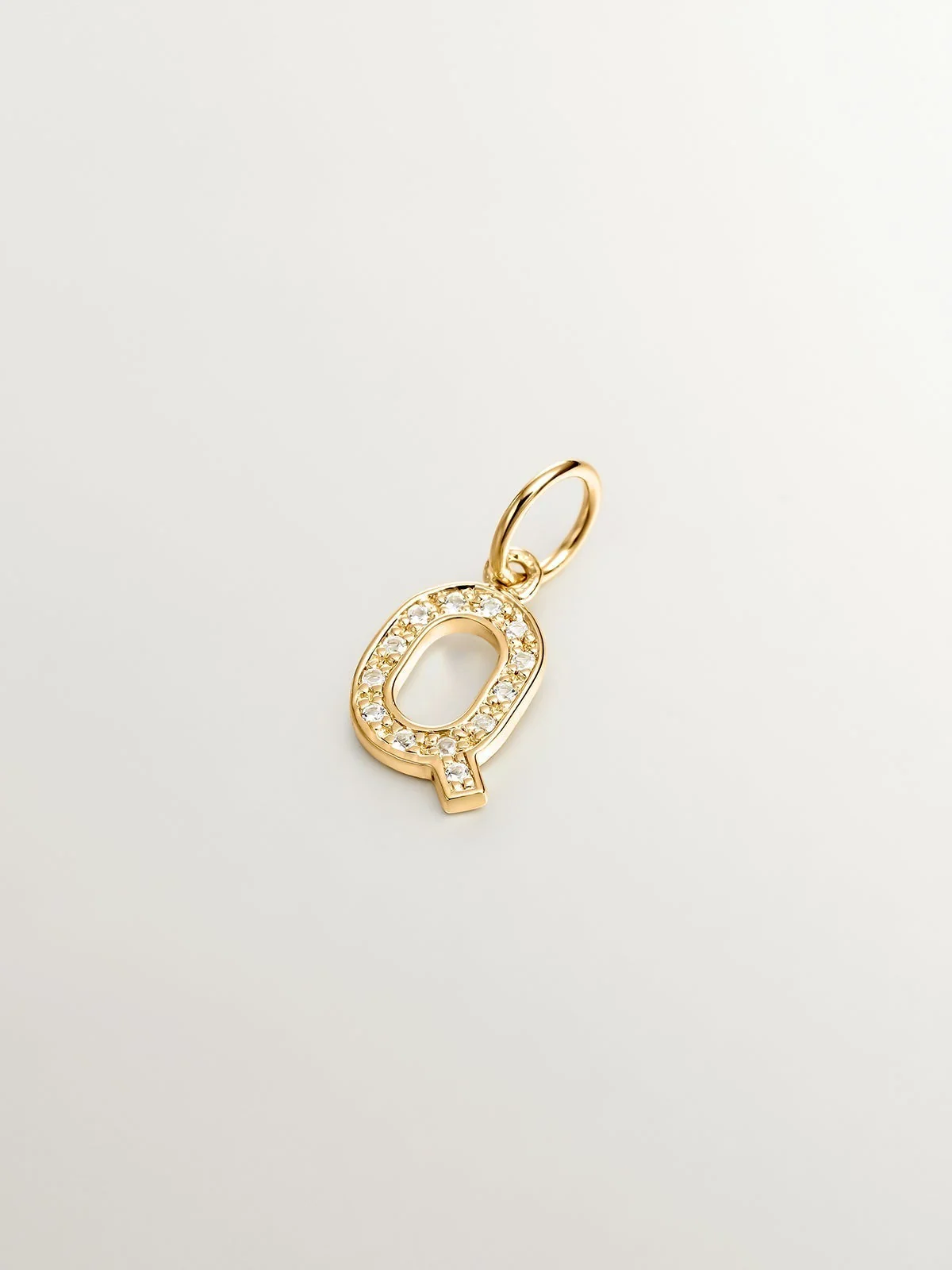 Charm de plata 925 bañada en oro amarillo de 18K y topacios blancos inicial Q