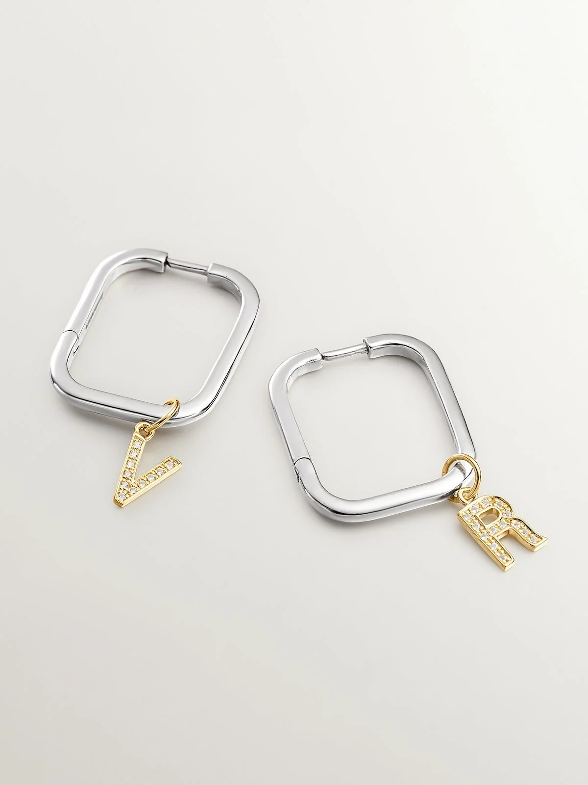 Charm de plata 925 bañada en oro amarillo de 18K y topacios blancos inicial R - Image 3
