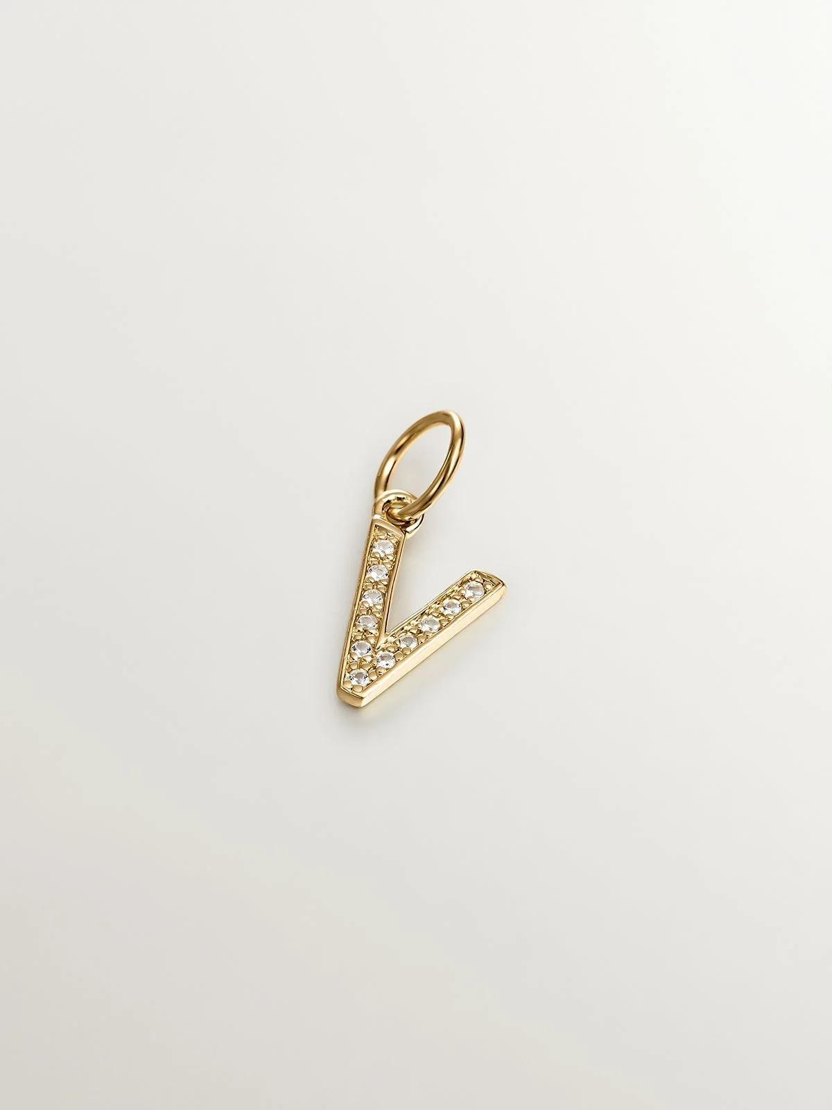 Charm de plata 925 bañada en oro amarillo de 18K y topacios blancos inicial V