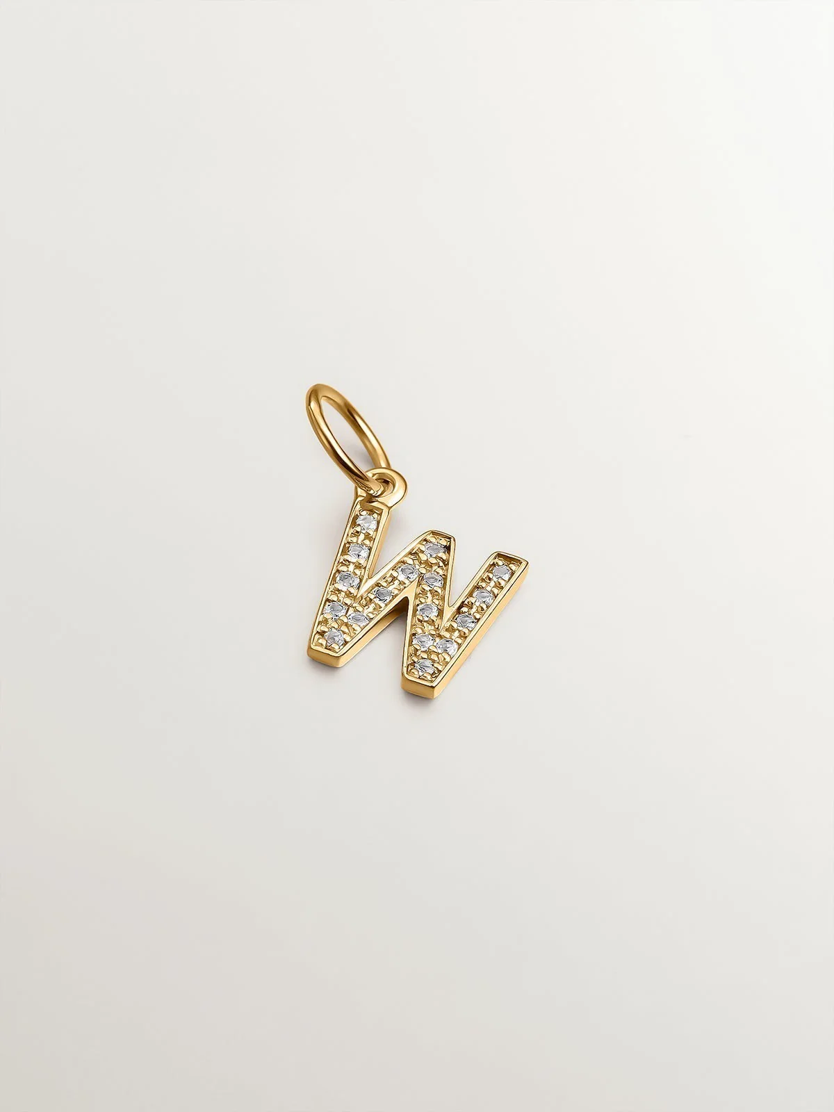 Charm de plata 925 bañada en oro amarillo de 18K y topacios blancos inicial w
