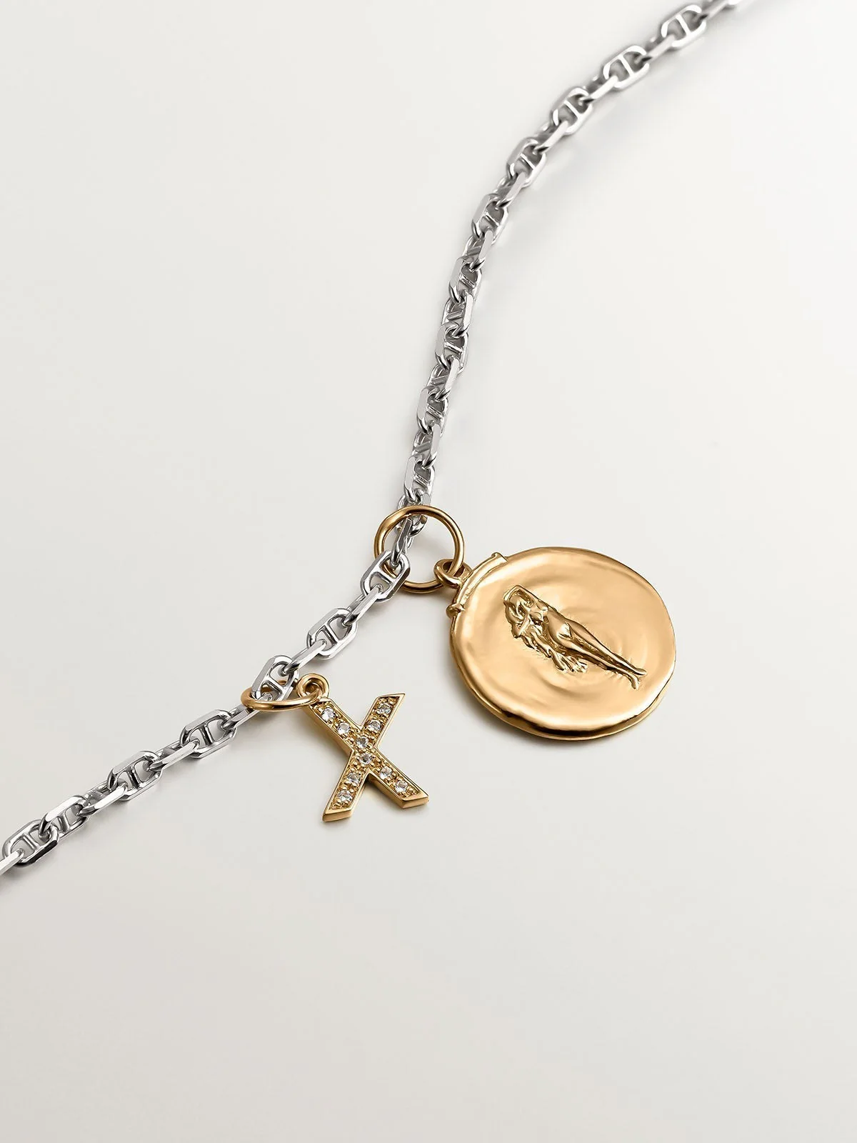 Charm de plata 925 bañada en oro amarillo de 18K y topacios blancos inicial X - Image 5