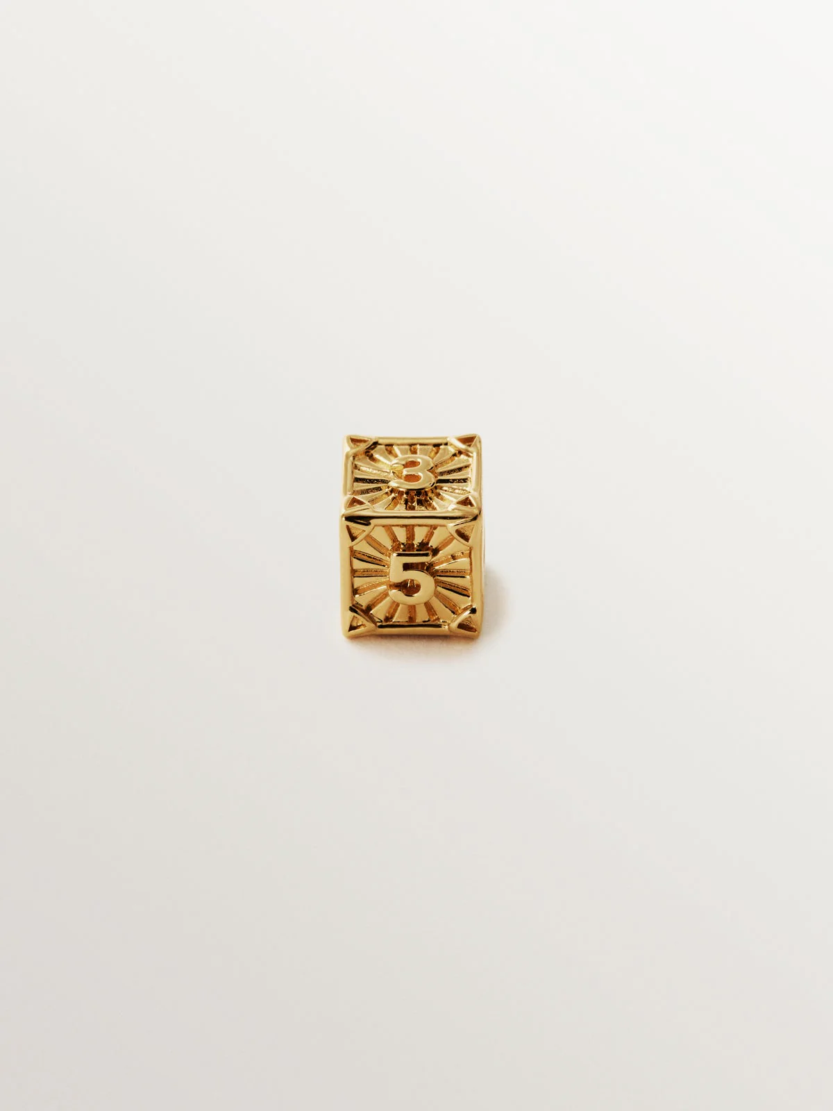 Charm de plata 925 bañada en oro de 18K con forma de cubo con números impares - Image 3
