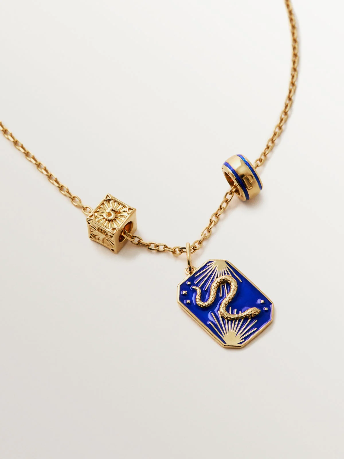 Charm de plata 925 bañada en oro de 18K con forma de cubo con números impares - Image 5