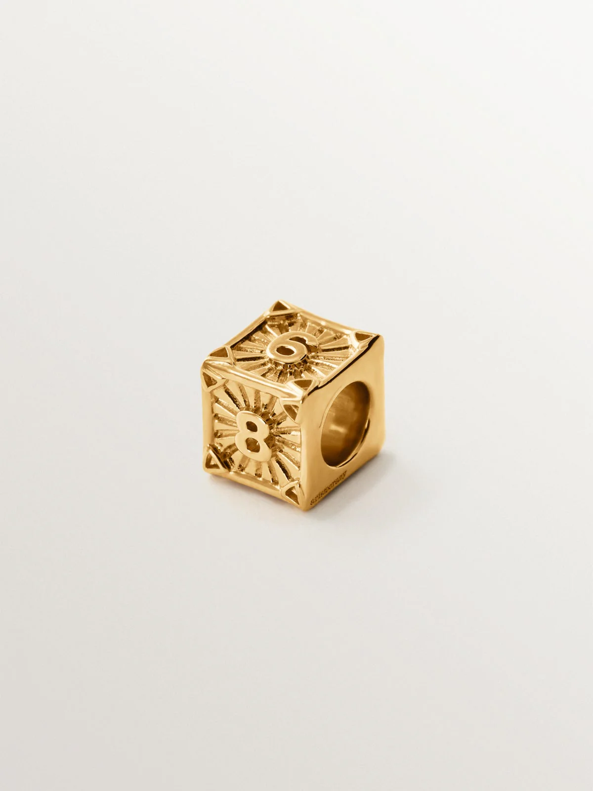 Charm de plata 925 bañada en oro de 18K con forma de cubo con números pares - Image 3