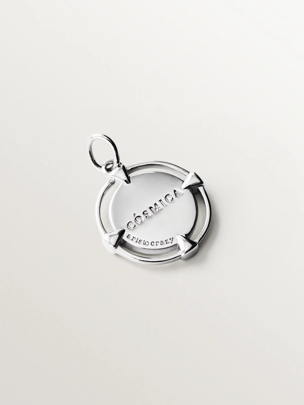 Charm de plata 925 con detalle de esmalte negro y forma de medalla - Image 3