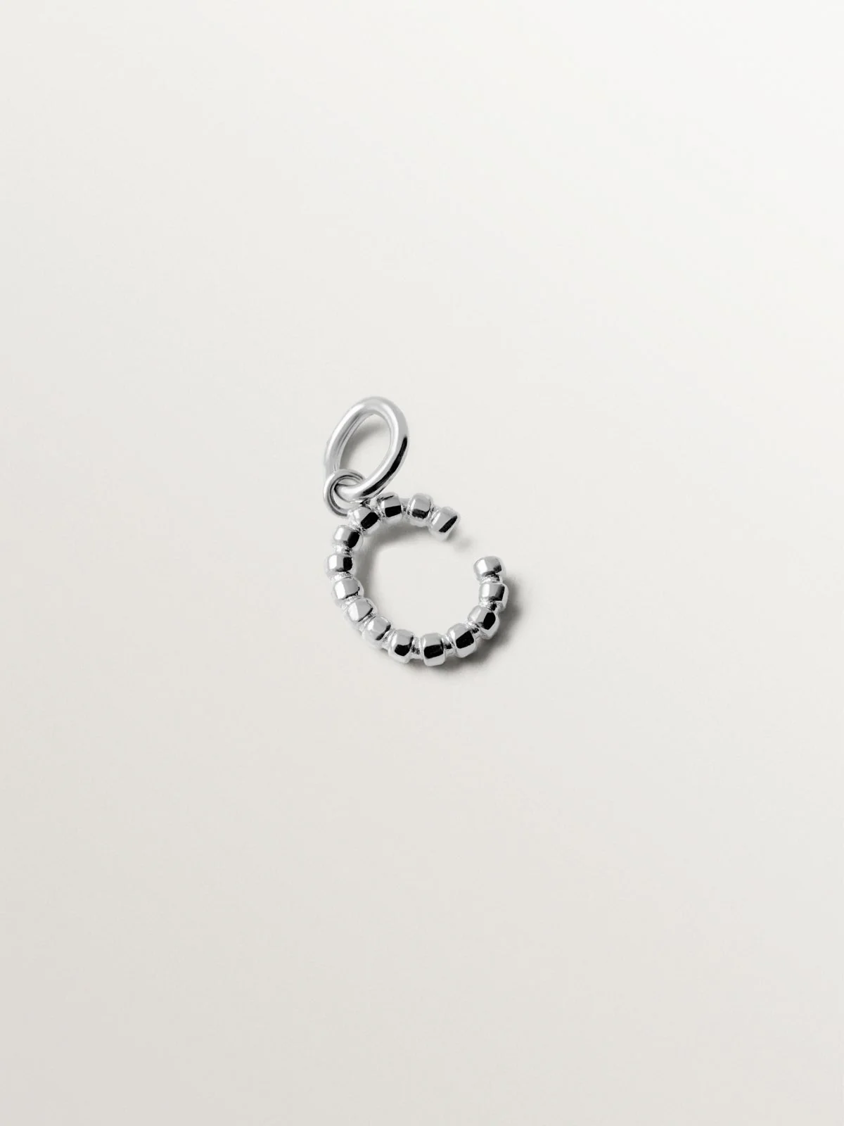 Charm de plata 925 con letra C y motivos de esferas