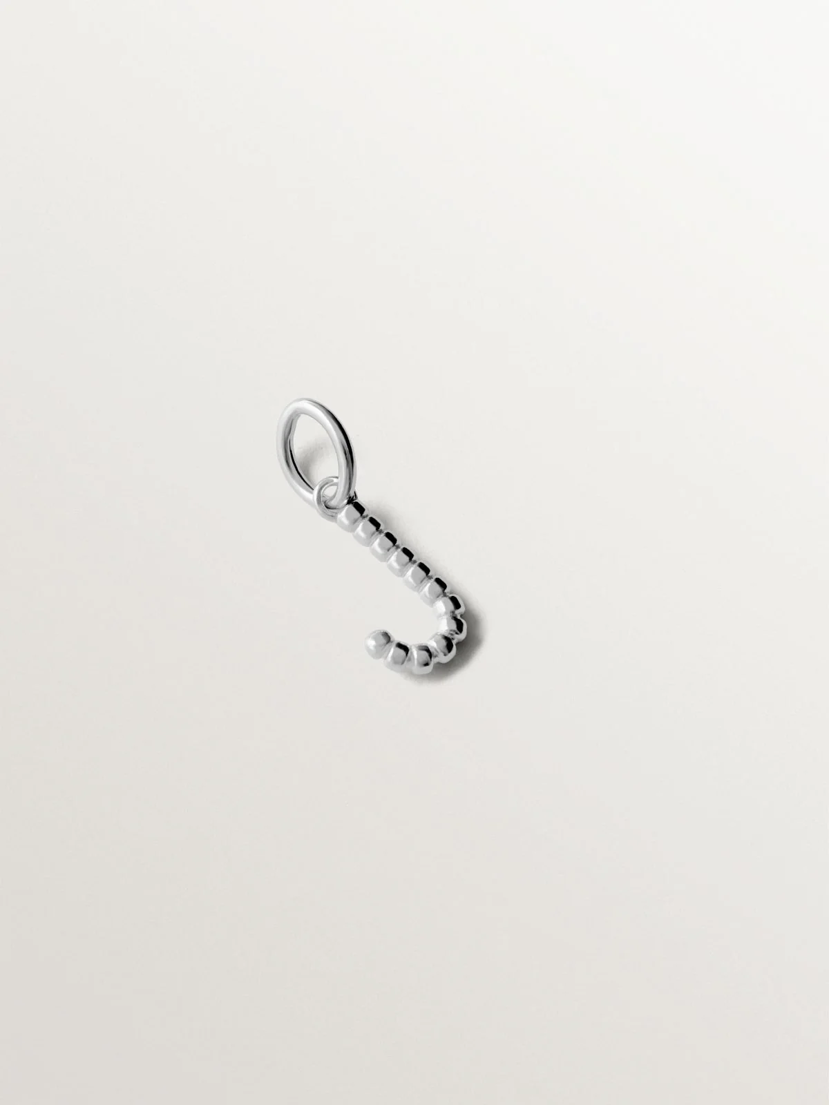 Charm de plata 925 con letra J y motivos de esferas