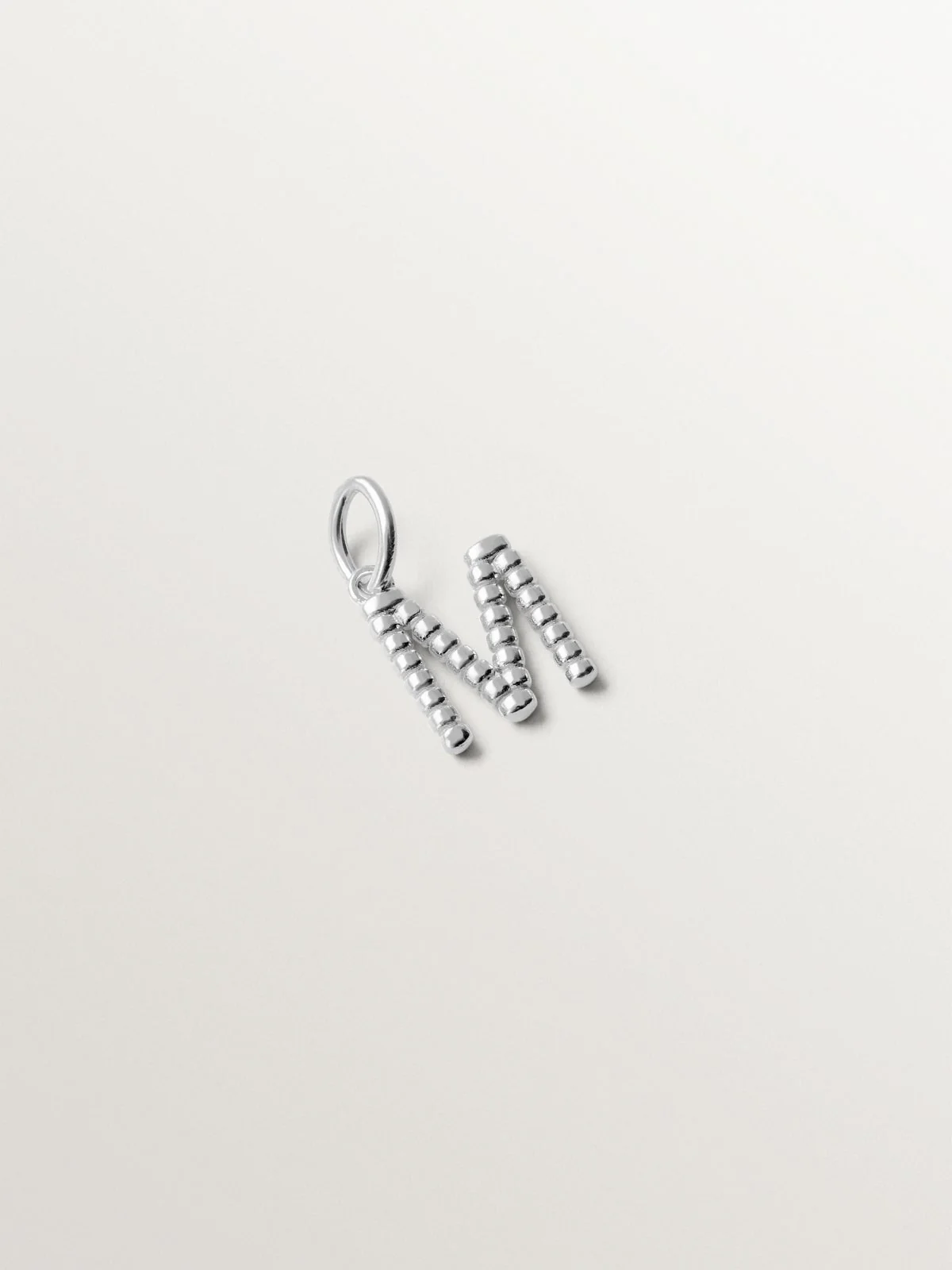 Charm de plata 925 con letra M y motivos de esferas
