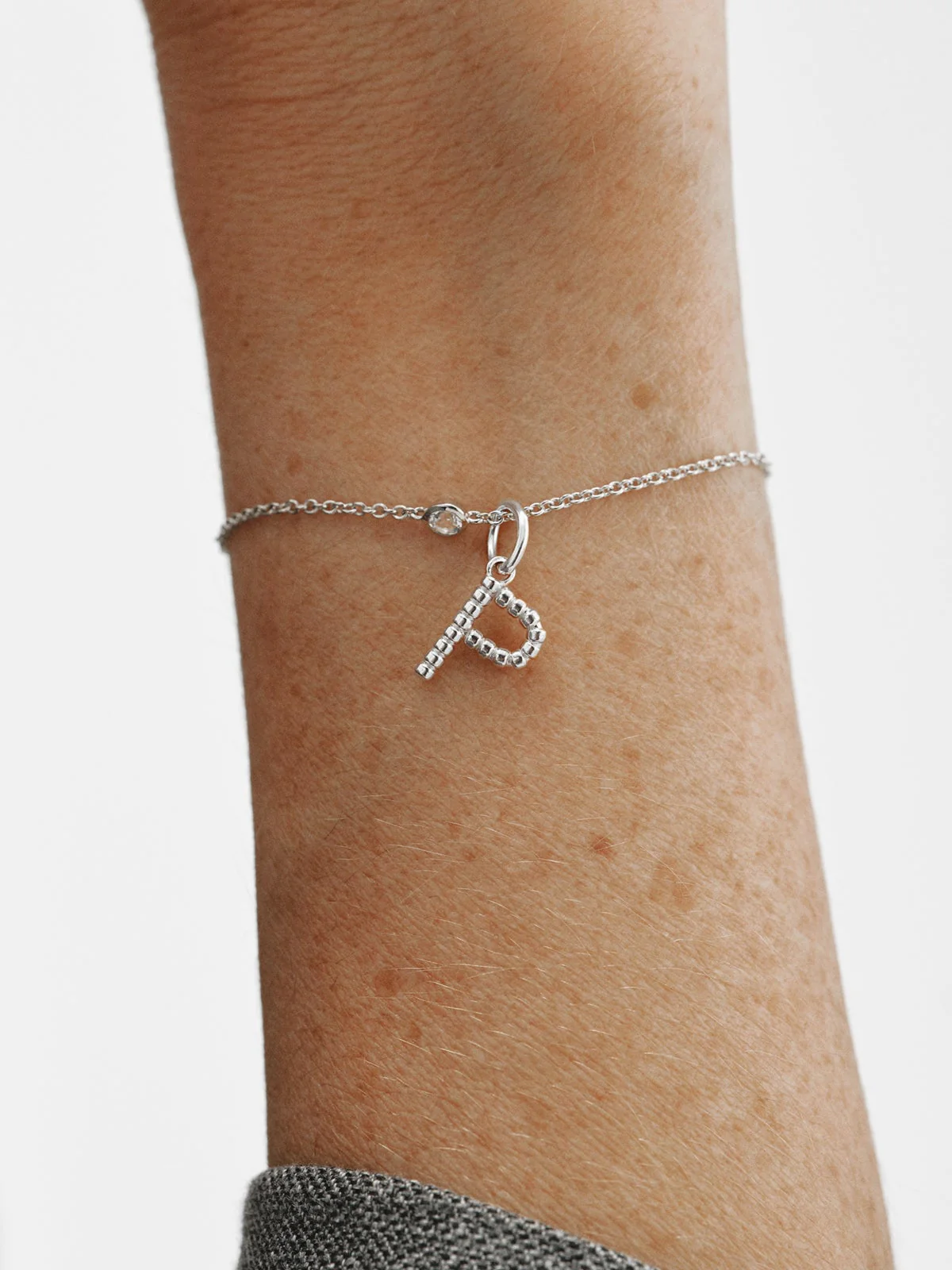 Charm de plata 925 con letra P y motivos de esferas - Image 2