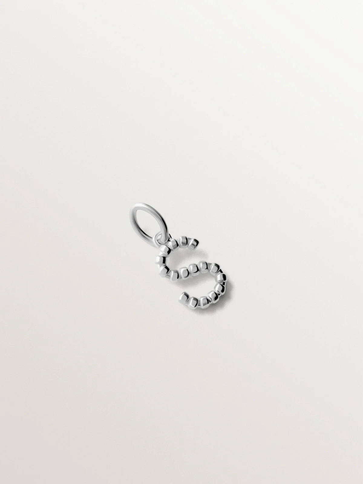 Charm de plata 925 con letra S y motivos de esferas
