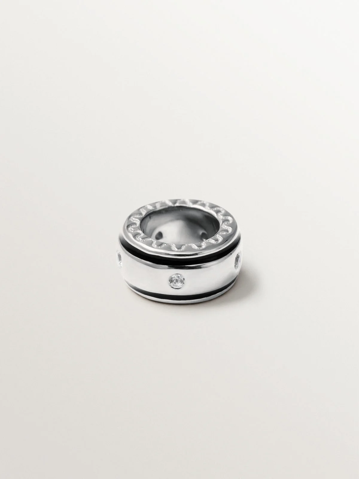Charm de plata 925 con topacios blancos y esmalte negro con forma circular - Image 3