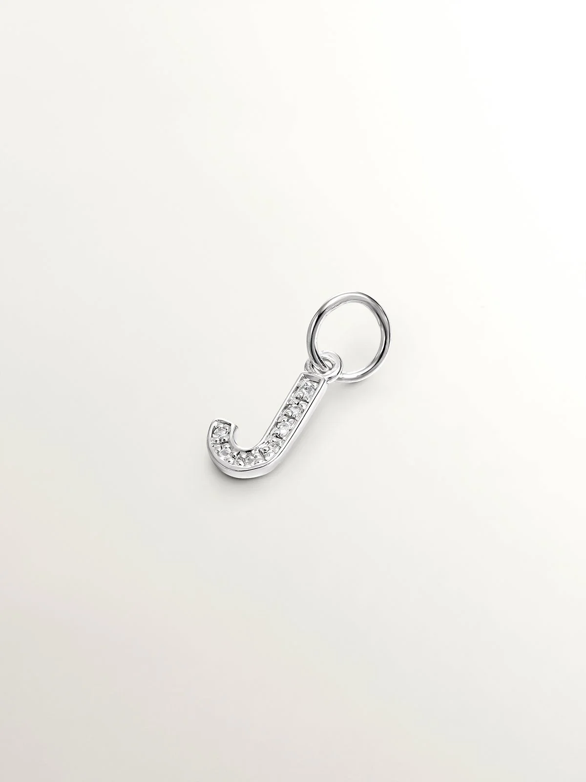 Charm de plata 925 y topacios blancos inicial J
