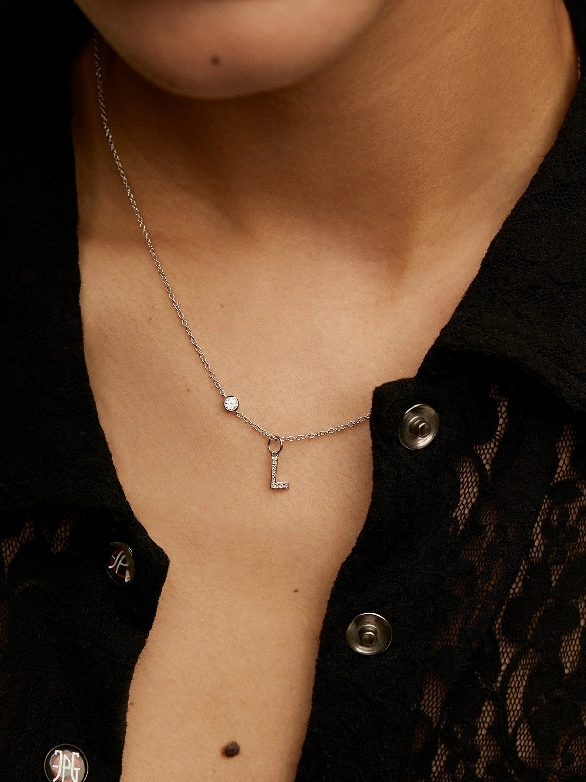 Charm de plata 925 y topacios blancos inicial L - Image 2