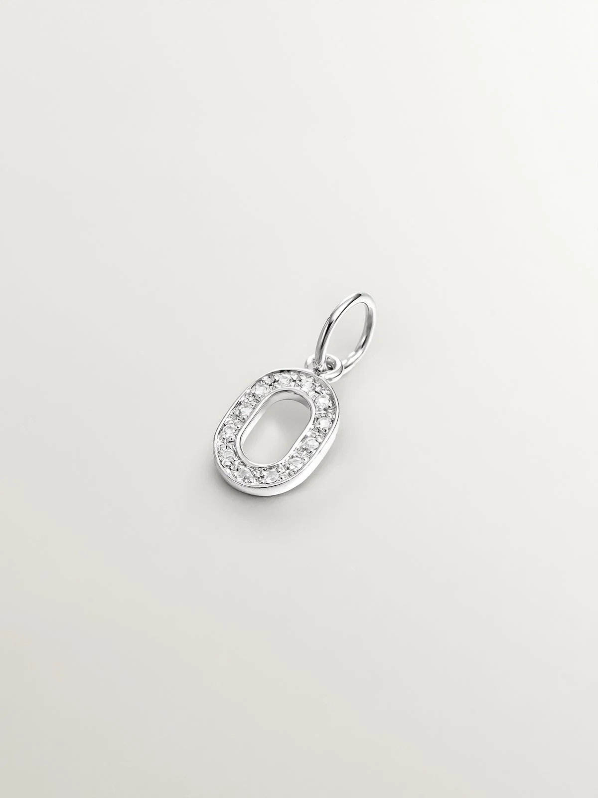 Charm de plata 925 y topacios blancos inicial O
