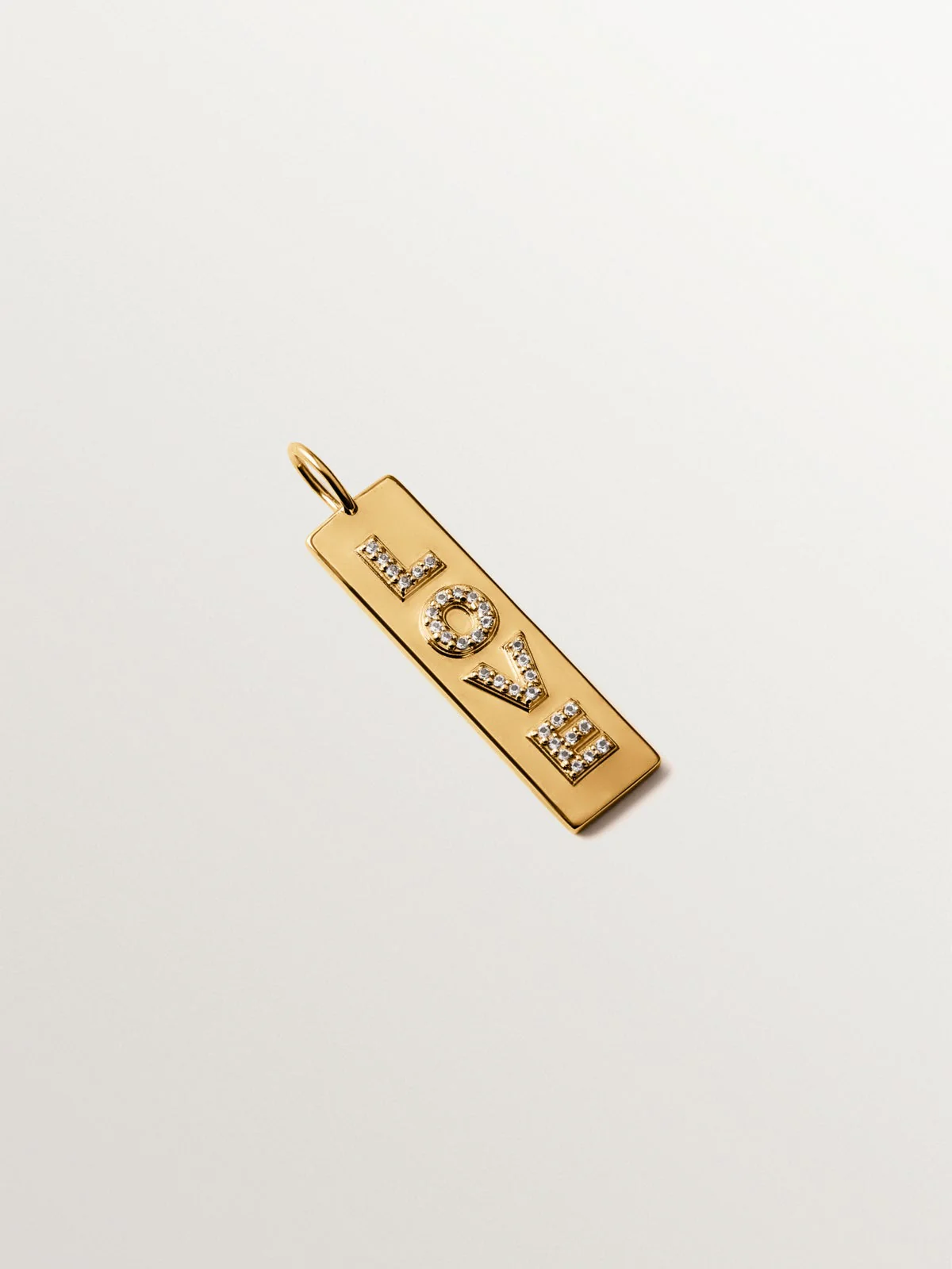 Charm de plata bañada en oro amarillo de 18K Love con topacios blancos