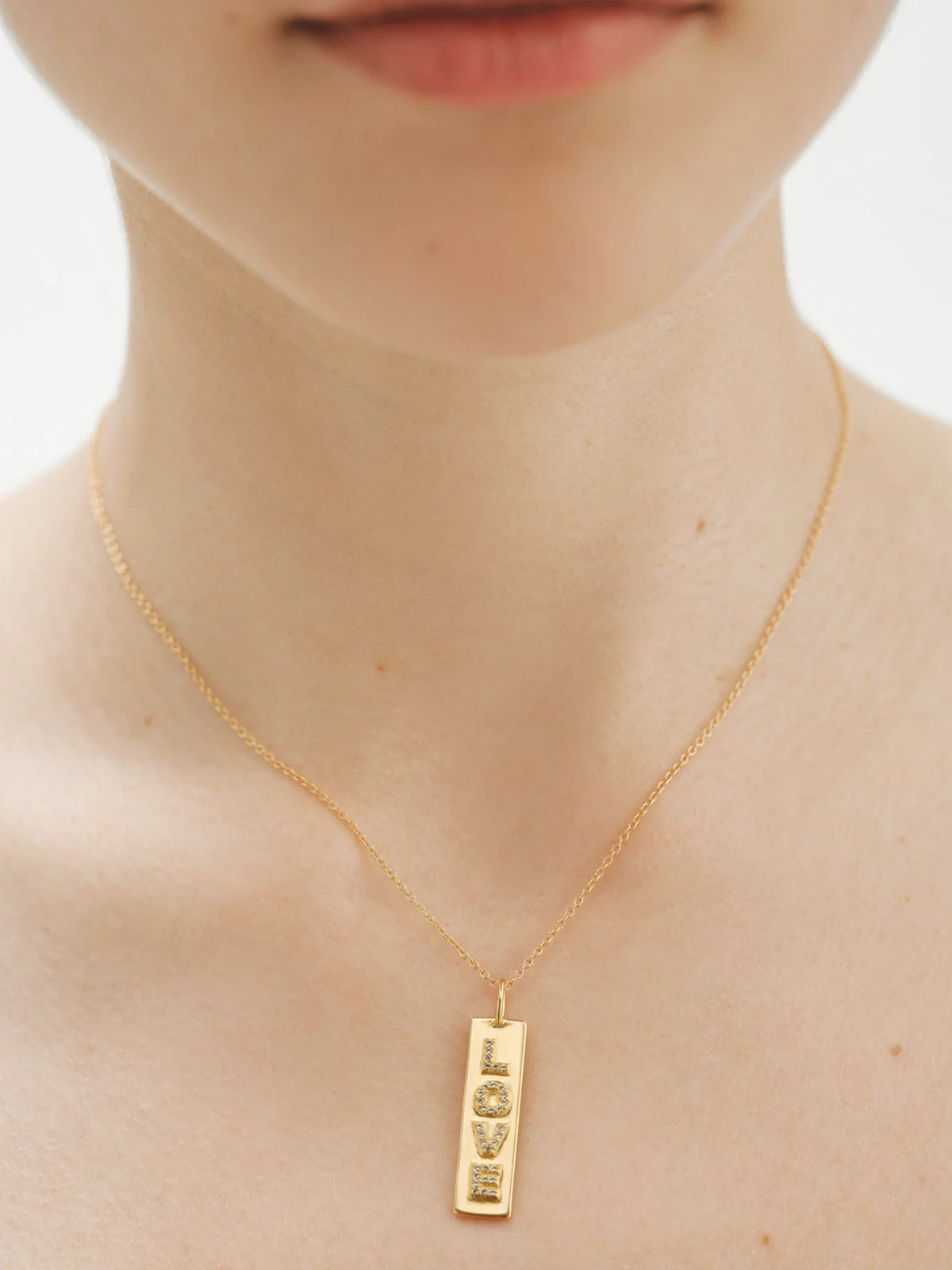 Charm de plata bañada en oro amarillo de 18K Love con topacios blancos - Image 2
