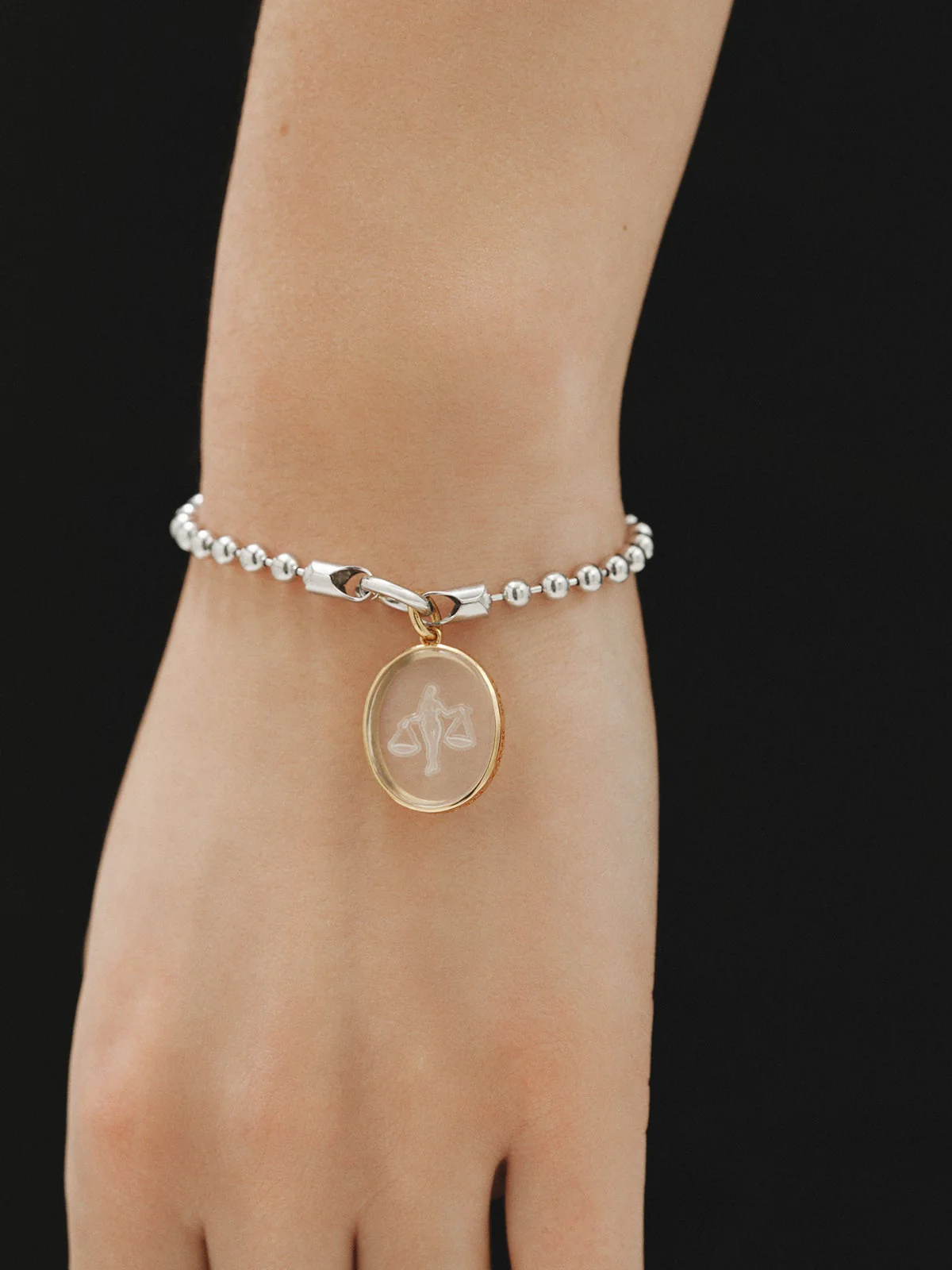 Charm Libra de plata 925 bañada en oro amarillo de 18K y cristal de roca - Image 2