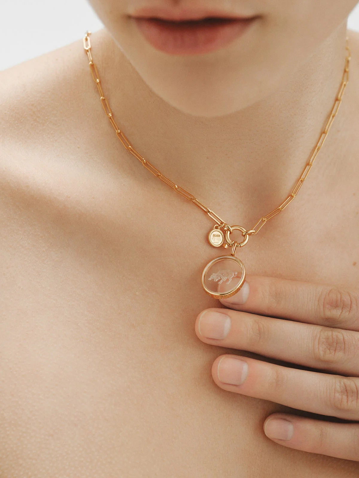 Charm Tauro de plata 925 bañada en oro amarillo de 18K y cristal de roca - Image 2