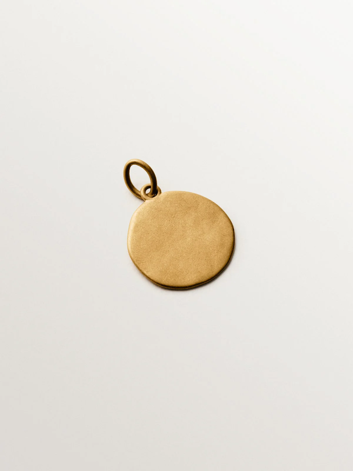 Charm tipo medalla de plata 925 bañada en oro amarillo de 18K - Image 3