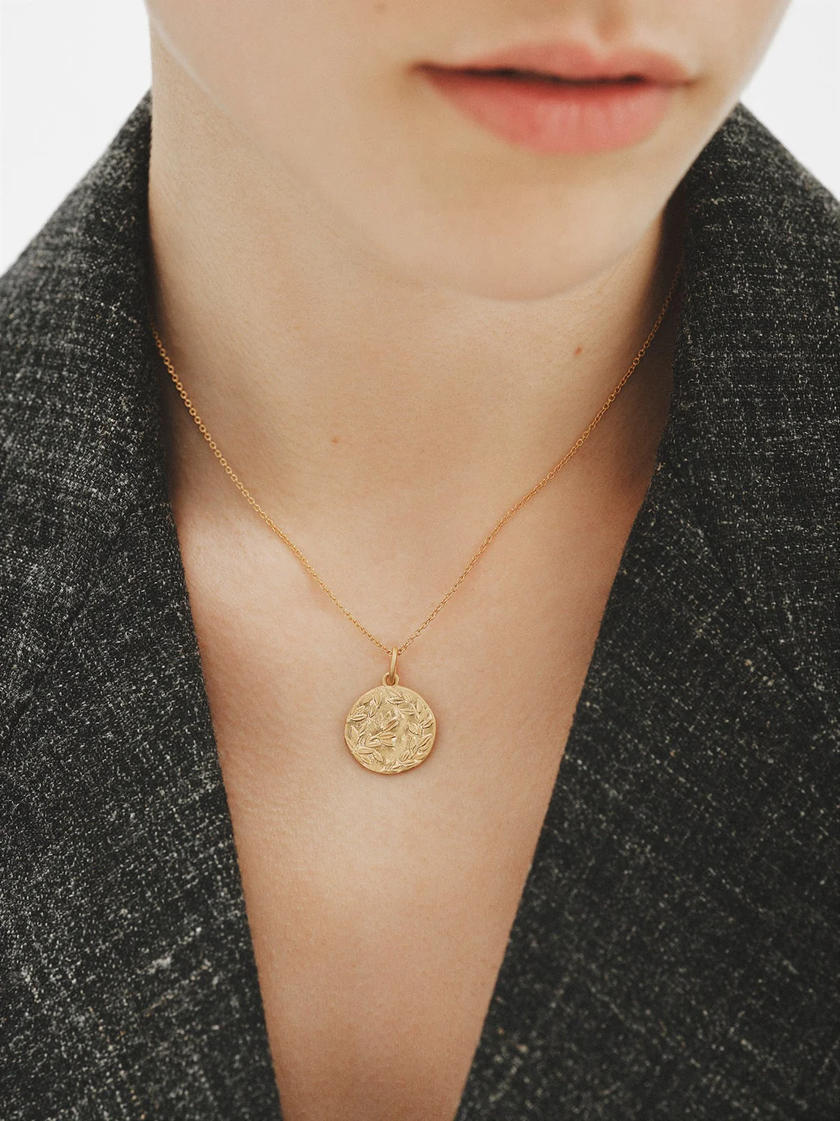 Charm tipo medalla de plata 925 bañada en oro amarillo de 18K - Image 4