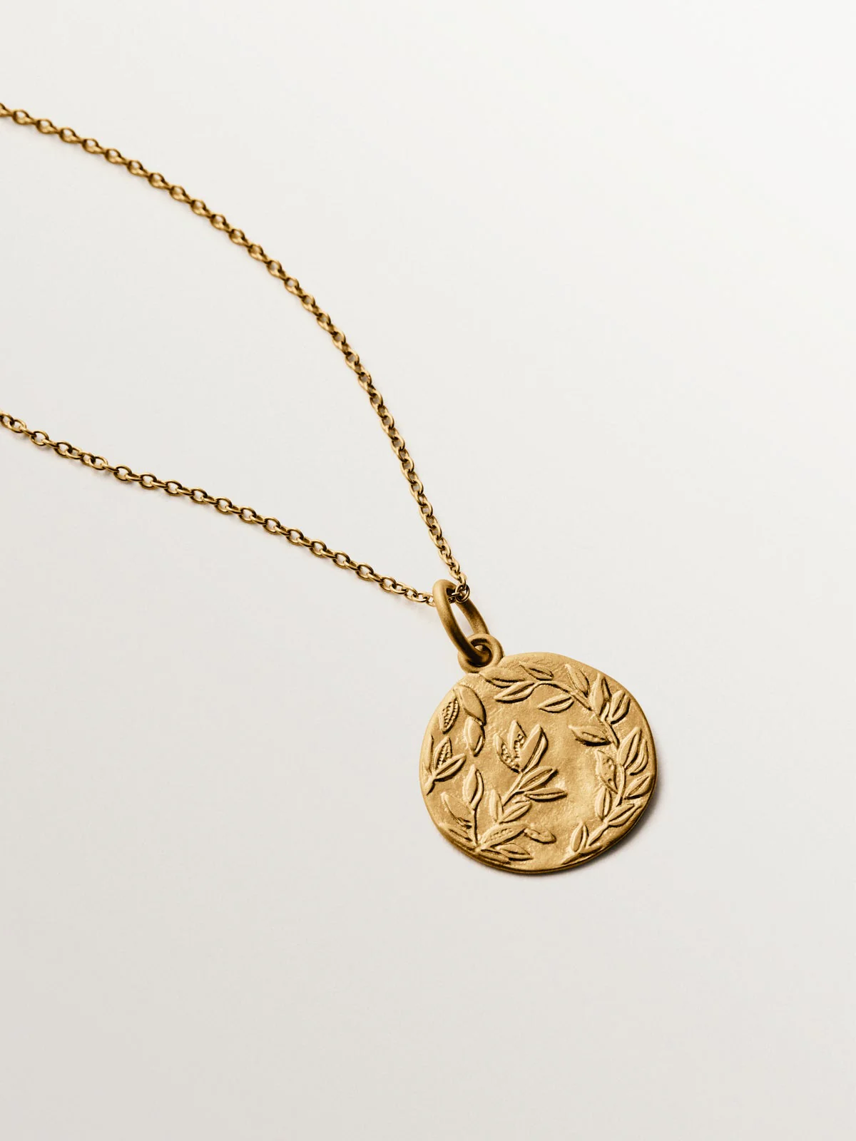 Charm tipo medalla de plata 925 bañada en oro amarillo de 18K - Image 5