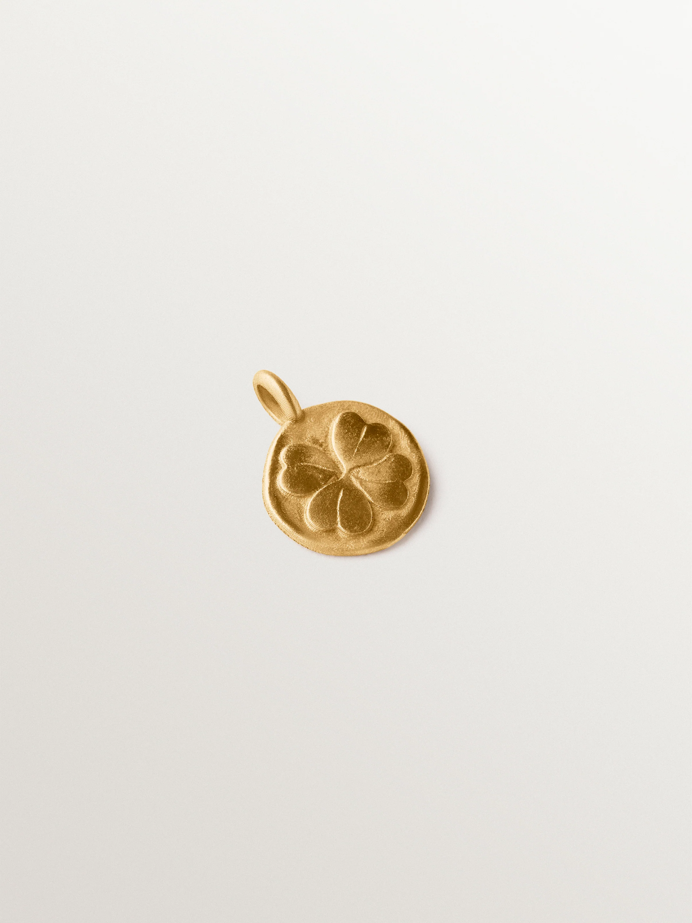 Charm tipo medalla de plata 925 bañada en oro amarillo de 18K y forma de trébol