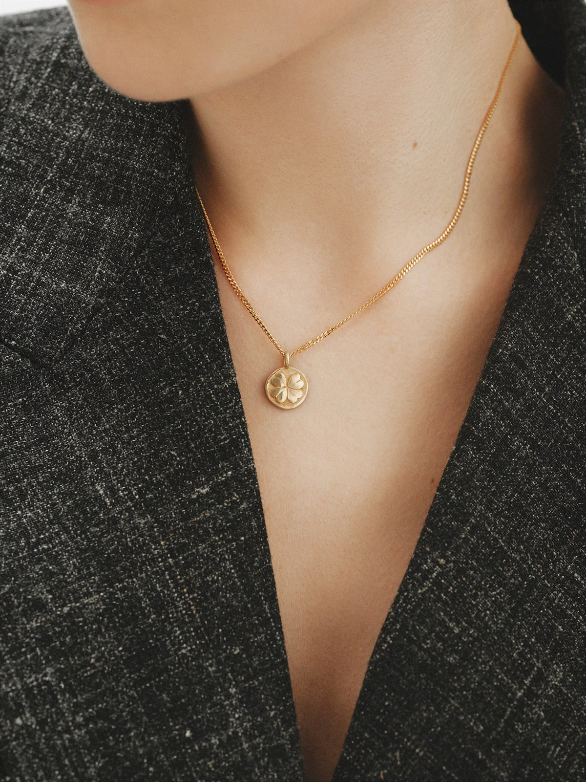 Charm tipo medalla de plata 925 bañada en oro amarillo de 18K y forma de trébol - Image 2