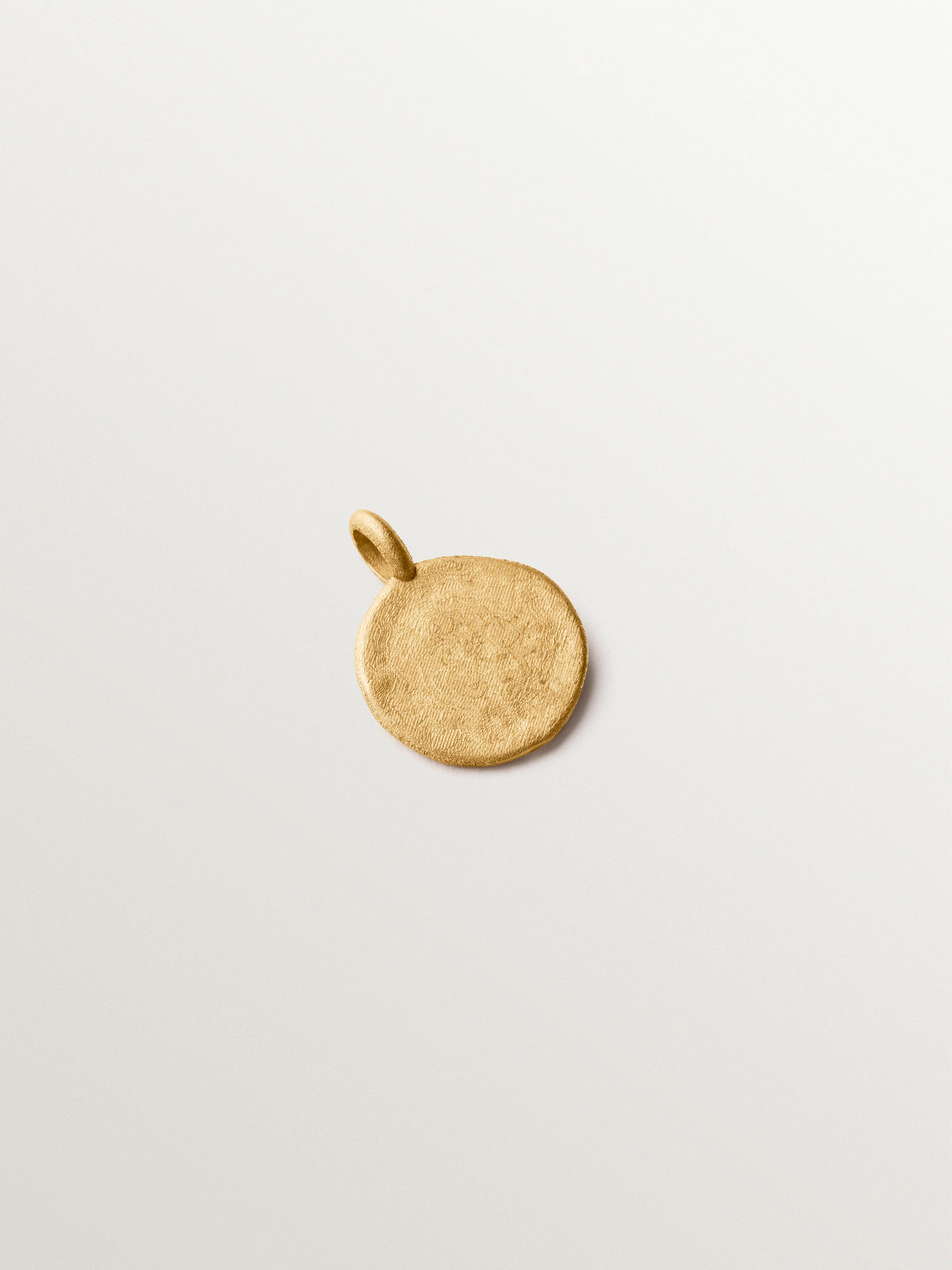 Charm tipo medalla de plata 925 bañada en oro amarillo de 18K y forma de trébol - Image 3