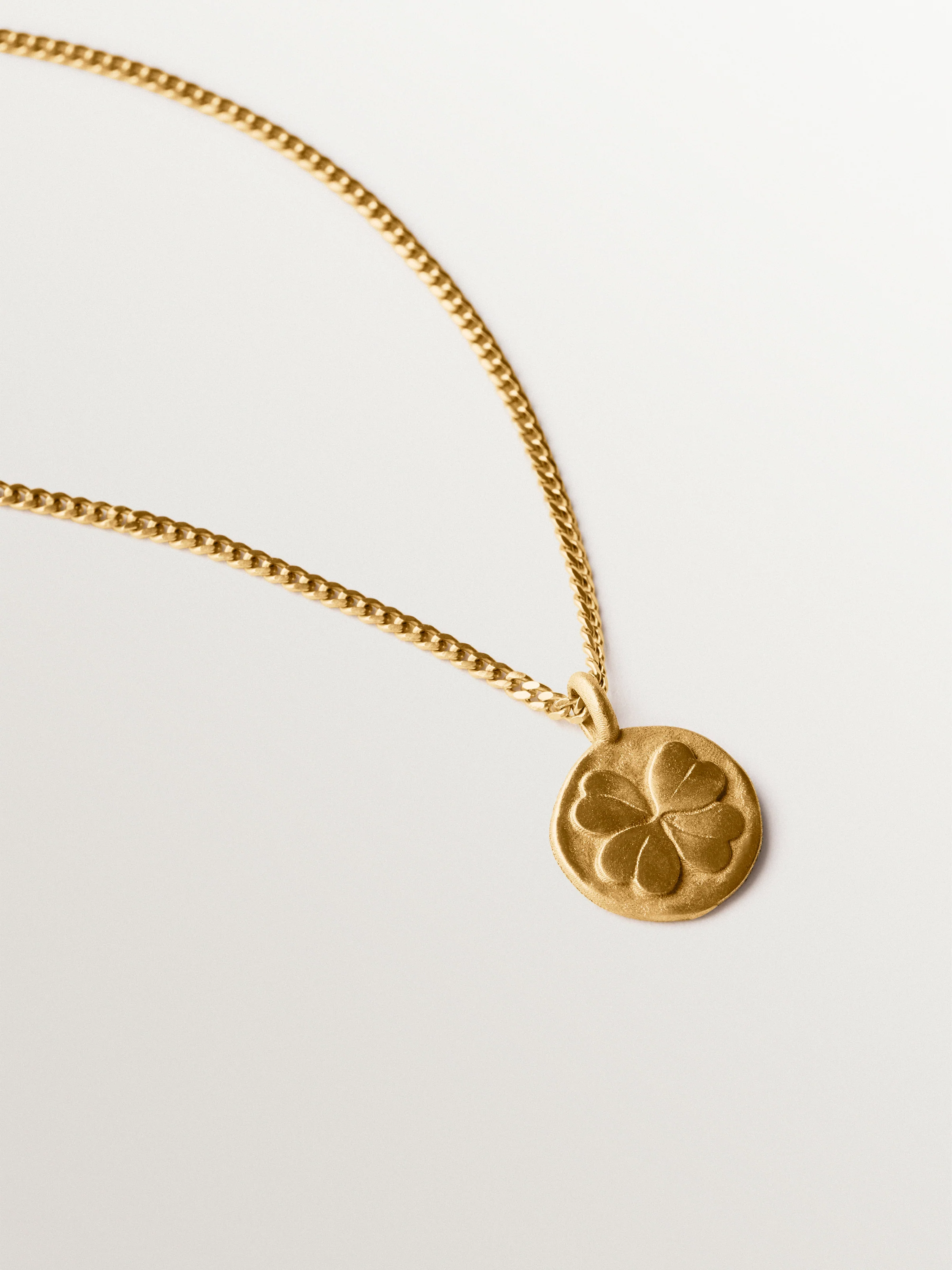 Charm tipo medalla de plata 925 bañada en oro amarillo de 18K y forma de trébol - Image 5