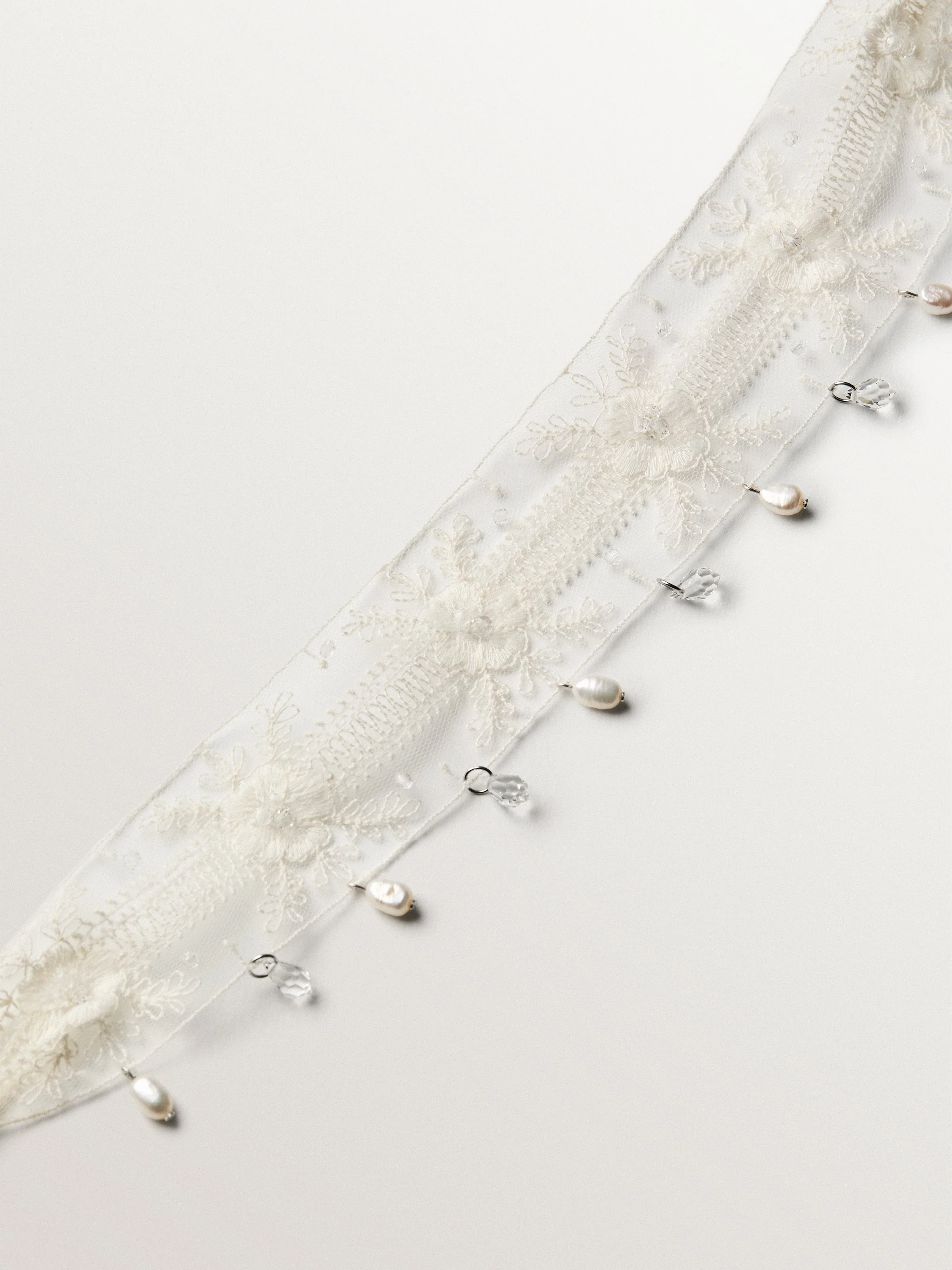 Choker de encaje con perlas y cristales