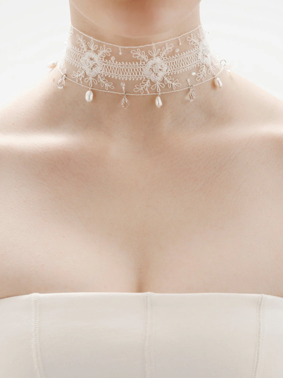 Choker de encaje con perlas y cristales - Image 5