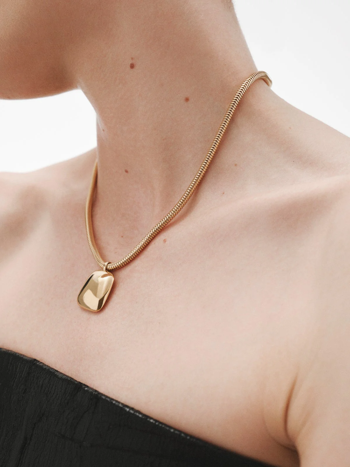 Colgante cuadrado de plata 925 bañada en oro amarillo de 18K con efecto pulido - Image 2