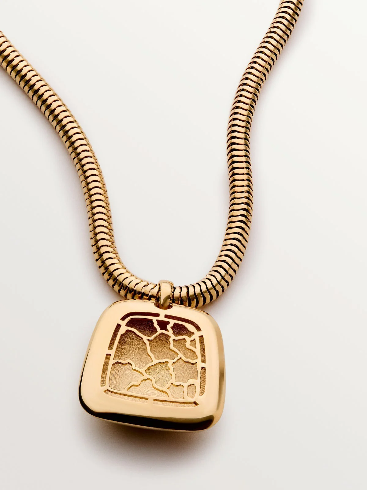 Colgante cuadrado de plata 925 bañada en oro amarillo de 18K con efecto pulido - Image 3