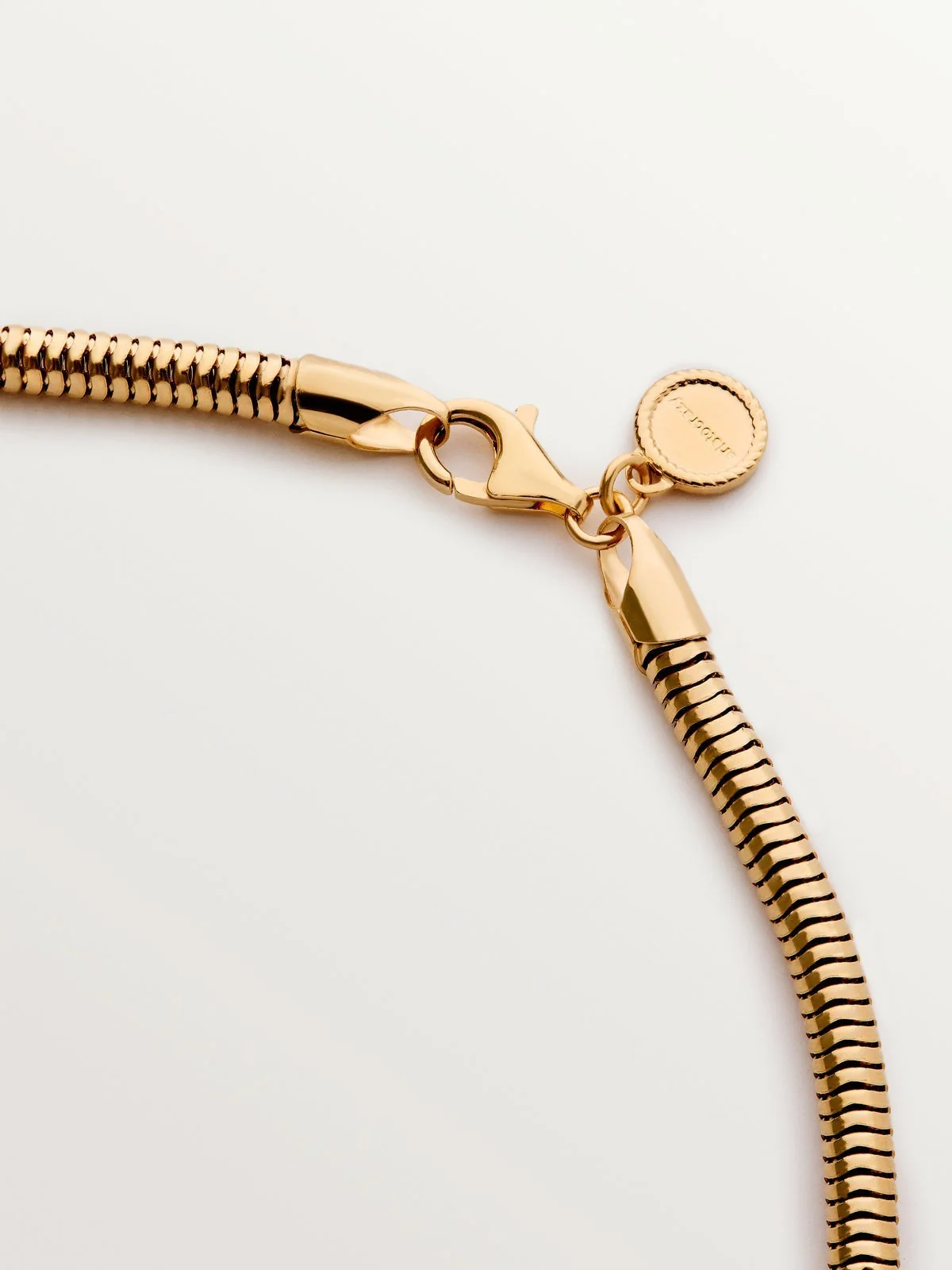 Colgante cuadrado de plata 925 bañada en oro amarillo de 18K con efecto pulido - Image 7