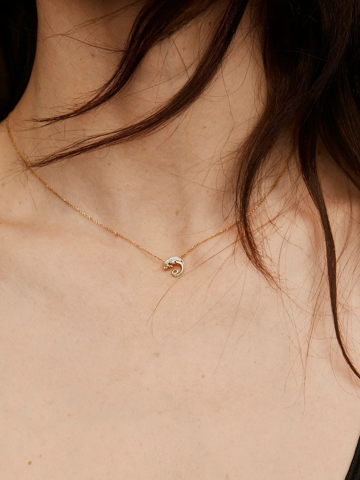 Colgante de oro amarillo de 18K con camaleón y diamantes - Image 2