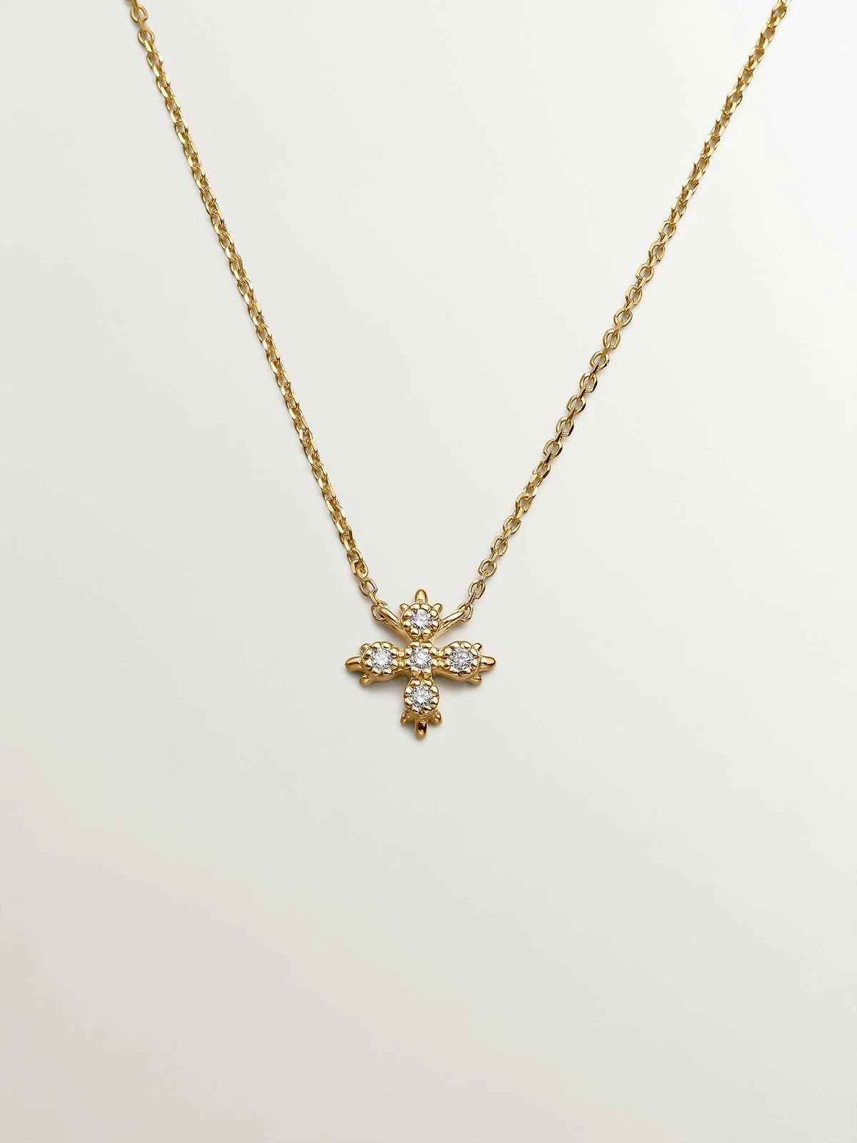 Colgante de oro amarillo de 18K con cruz de diamantes