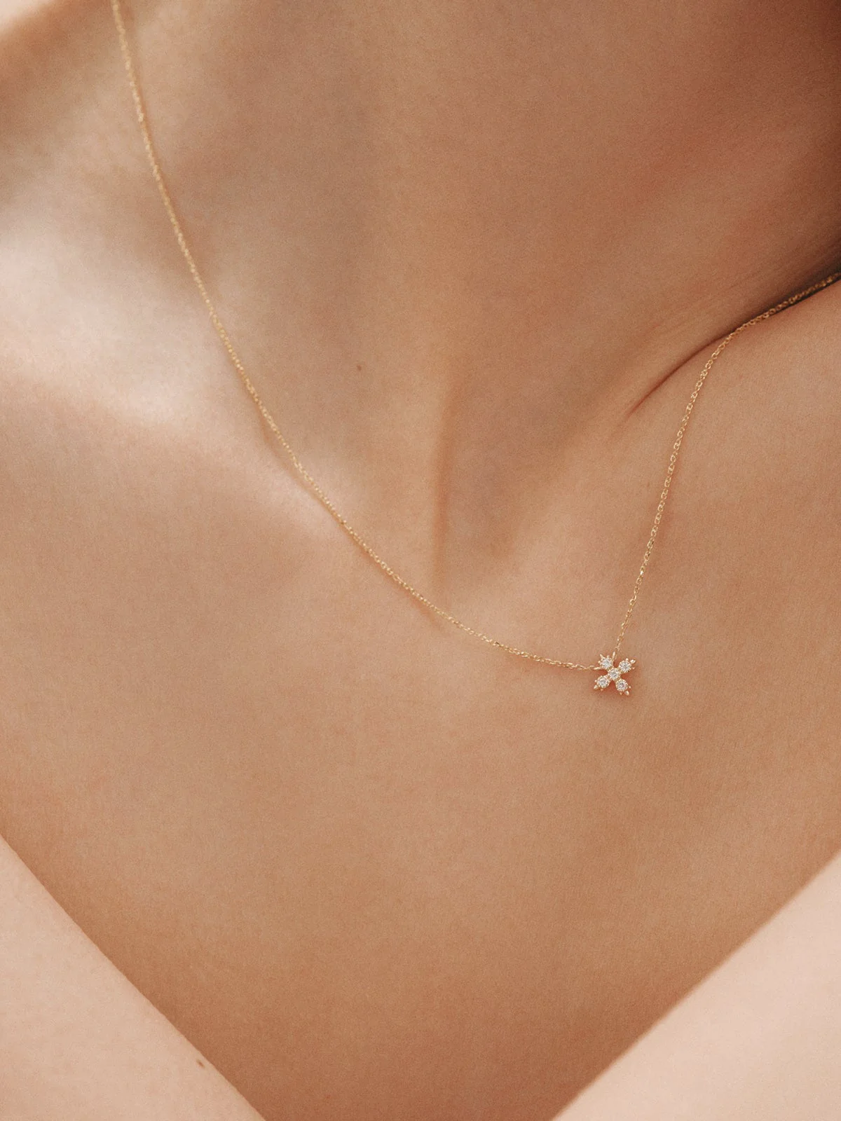 Colgante de oro amarillo de 18K con cruz de diamantes - Image 2