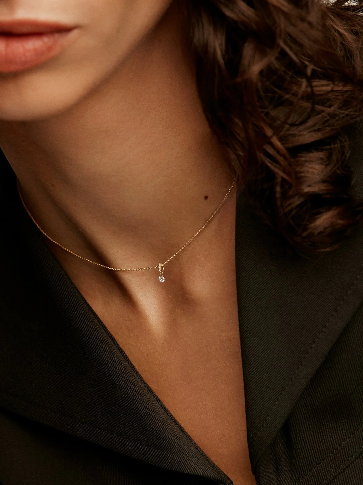 Colgante de oro amarillo de 18K con diamantes 0,098 cts - Image 2
