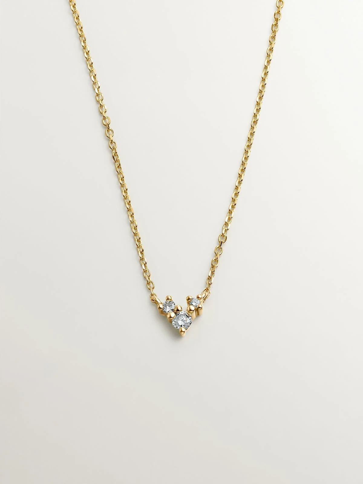 Colgante de oro amarillo de 18K con tres diamantes