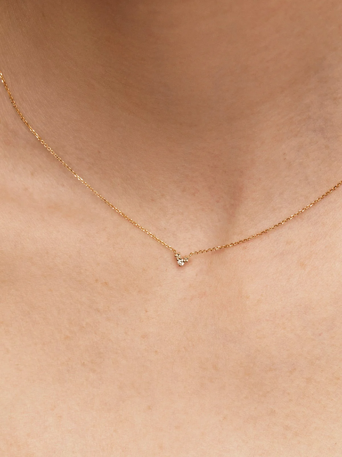 Colgante de oro amarillo de 18K con tres diamantes - Image 2