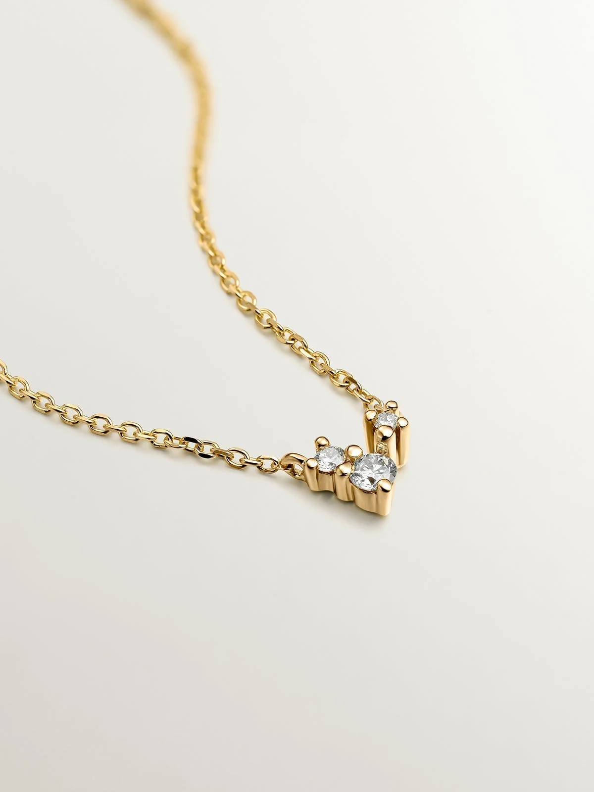 Colgante de oro amarillo de 18K con tres diamantes - Image 3